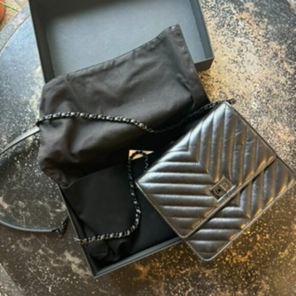 Chanel Chevron Wallet On Chain - Picture 1 of 11